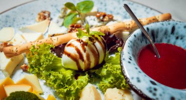 peynir çeşitli eklemelerle tabağa dilimlenmiş