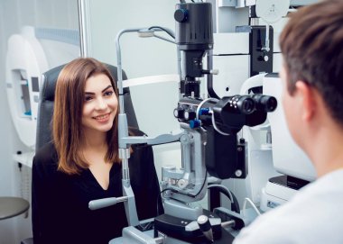 Bir göz doktoruna danışarak. Tıbbi malzeme. Coreometry