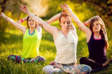 Pratik Yoga Park üç genç kız