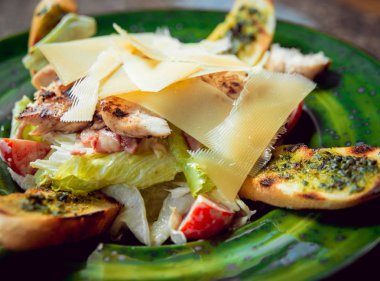 et ve sebze ile sıcak salata