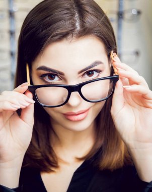 Gözlük optik mağaza ile genç kız