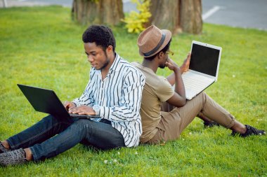 İki Afrikalı öğrenciler eğitim yeşil park.