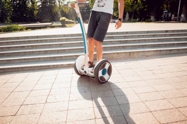 Beyaz delikanlı segway Şehir Parkı içinde sürme