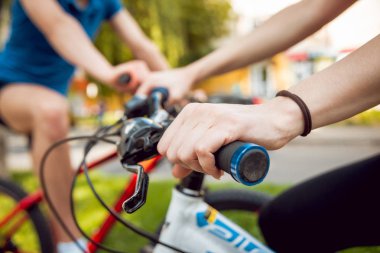 Genç çift yeşil Bisiklet lane güneşli bir günde Bisiklete binme