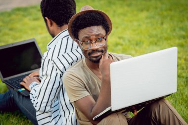 İki Afrikalı öğrenciler eğitim yeşil park.