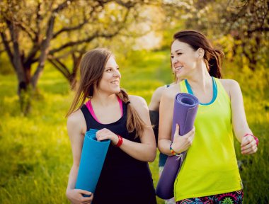 İki genç kız parkta Yoga uygulamak ve having fun