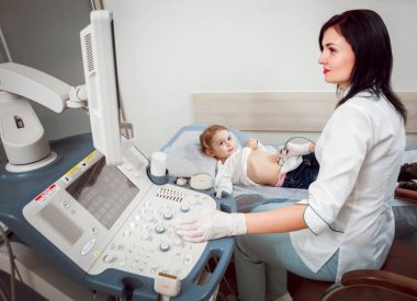 Kadın doktor ve küçük sarışın kız hasta. Ultrason cihazları. Tanılama. Ultrason.