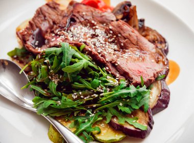 Otlar ve soğan beyaz tabakta orta nadir etli.