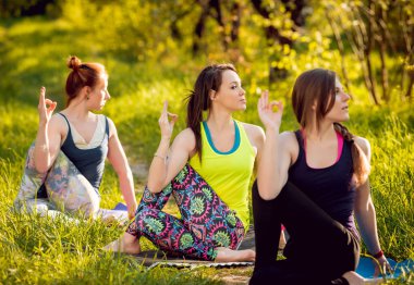 Pratik Yoga Park üç genç kız