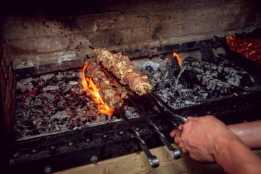 Geleneksel Şaşlık şiş üzerinde pişirme