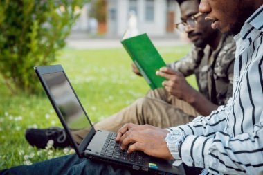 İki Afrikalı öğrenciler eğitim yeşil park.