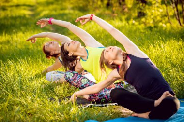 Pratik Yoga Park üç genç kız