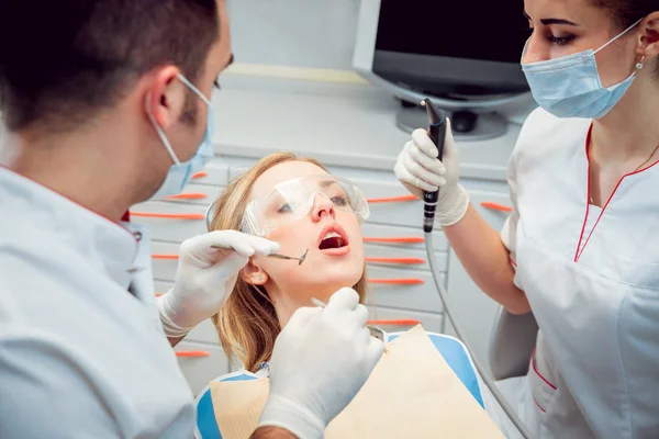 Jonge Kaukasische Vrouw Met Artsen Bij Tandheelkundige Kantoor Medische Apparatuur — Stockfoto