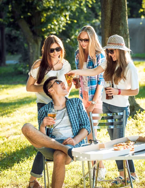 Fröhliche Freunde Beim Picknick Park Beim Pizzaessen — Stockfoto