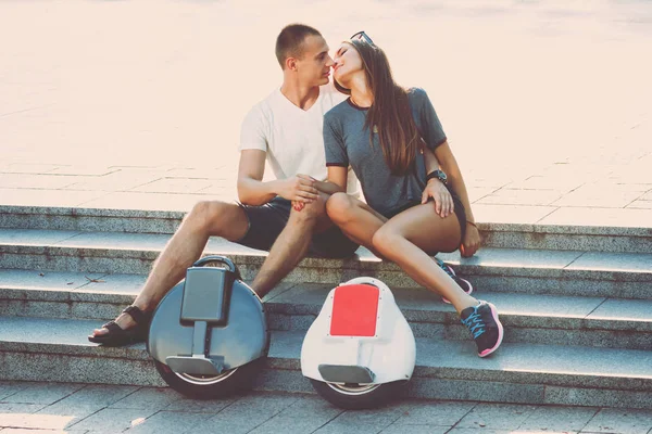 Joven Pareja Caucásica Montando Segways Parque —  Fotos de Stock