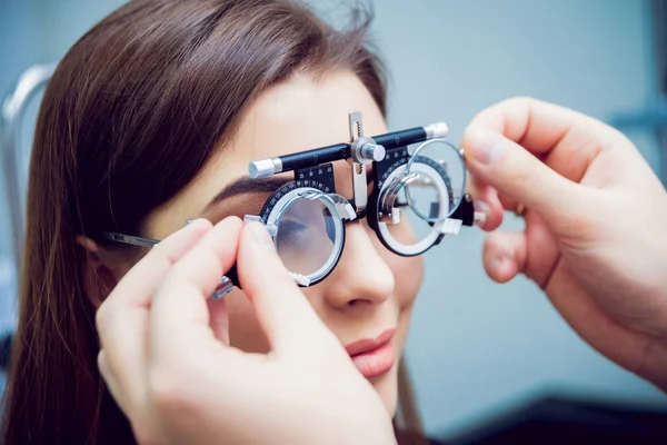 Jonge Vrouw Controleren Haar Visie Met Oogarts Medische Apparatuur — Stockfoto