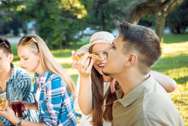 Vrolijke Kaukasische Vrienden Picknick Het Park Glimlachend Praten — Stockfoto