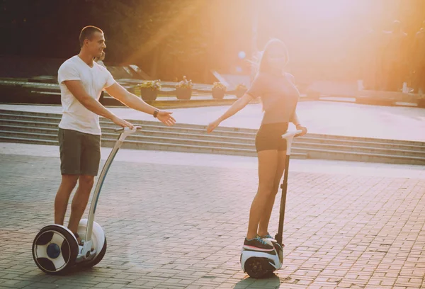 Jeune Couple Caucasien Équitation Segways Dans Parc — Photo