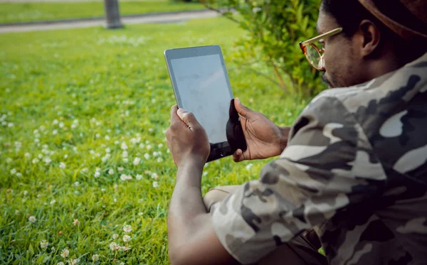 Junger Afrikaner Mit Tablet Grünen Stadtpark — Stockfoto