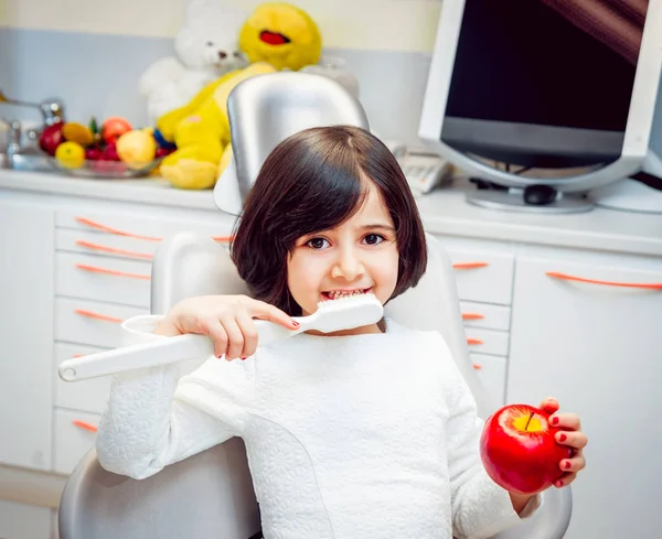 Маленькая Веселая Девочка Рыжими Темными Волосами Стоматологической Клинике — стоковое фото