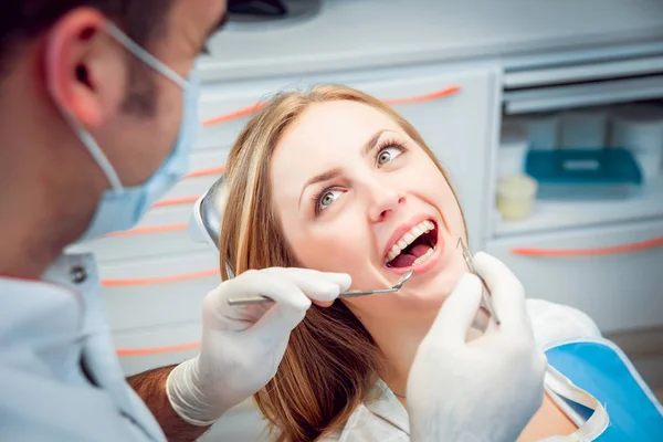 Genç Kadın Diş Ofiste Gülümsedi Tıbbi Donatımı — Stok fotoğraf