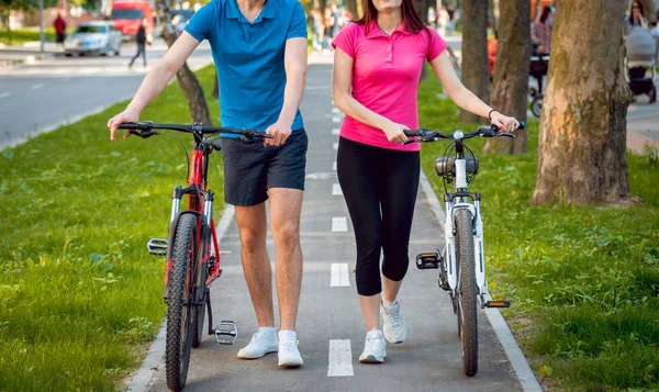 Young Caucasian Couple Cycling Green Bicycle Lane Sunny Day — Stock Photo, Image