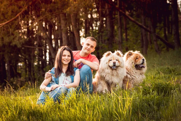 Fiatal Pár Kutyák Chow Chow Sétál Parkban Szórakozás — Stock Fotó