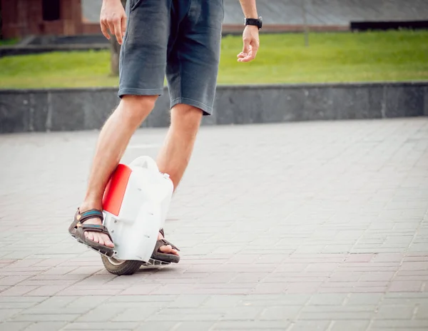 Jovem Montando Solowheel Parque Cidade — Fotografia de Stock