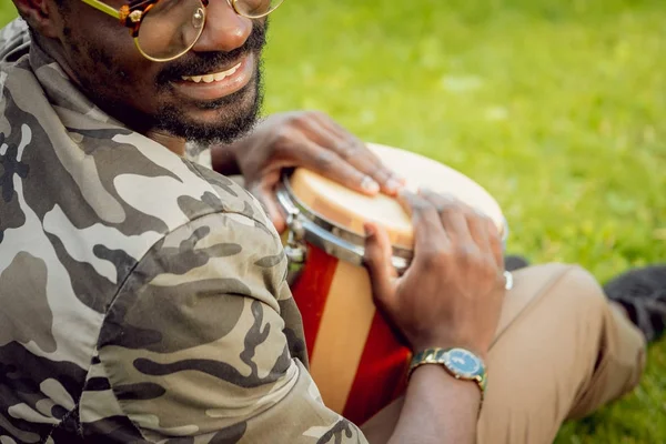 Giovane Africano Cappello Con Tamburo Conga Nel Parco Verde — Foto Stock