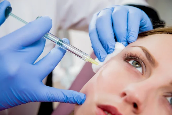 Schoonheidsspecialiste Patiënt Kliniek Voor Esthetische Geneeskunde Injectie — Stockfoto