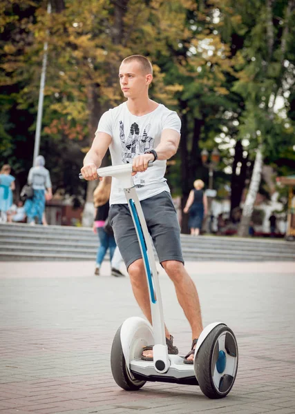 Ung Kaukasiska Man Rider Segway Stadsparken — Stockfoto