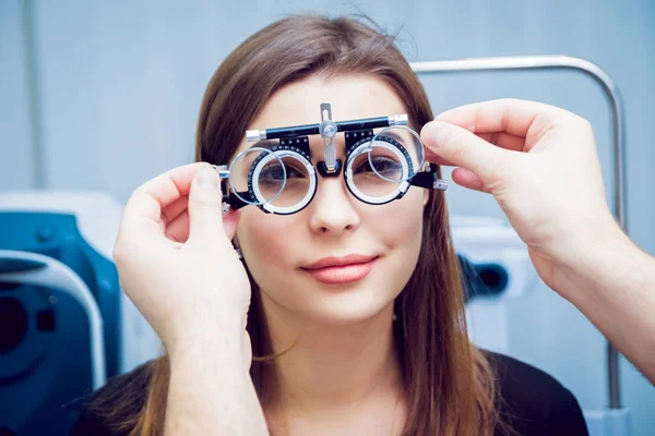 Jonge Vrouw Controleren Haar Visie Met Oogarts Medische Apparatuur — Stockfoto