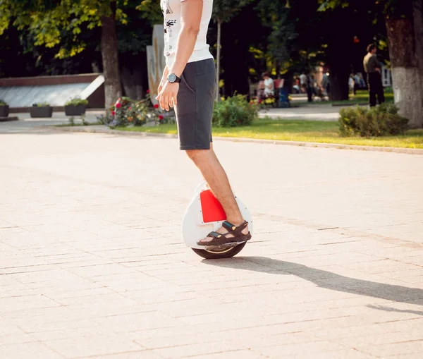 Junger Mann Mit Solorad Stadtpark — Stockfoto