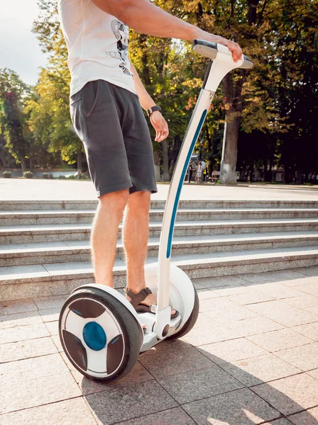 Ung Kaukasiska Man Rider Segway Stadsparken — Stockfoto