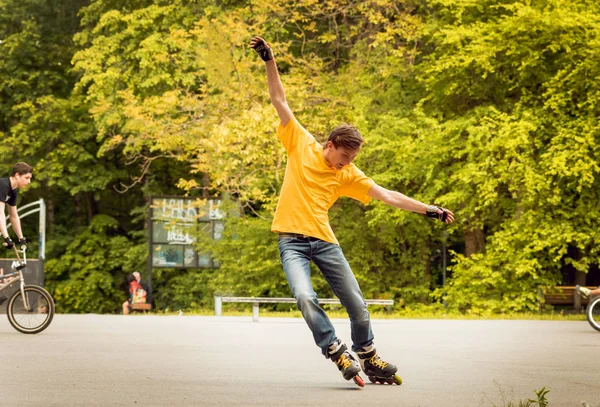 Fiatal Roller Csinálás Szivárog Skatepark — Stock Fotó