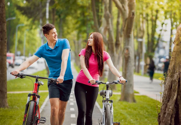 Joven Pareja Caucásica Ciclismo Carril Bici Verde Día Soleado —  Fotos de Stock