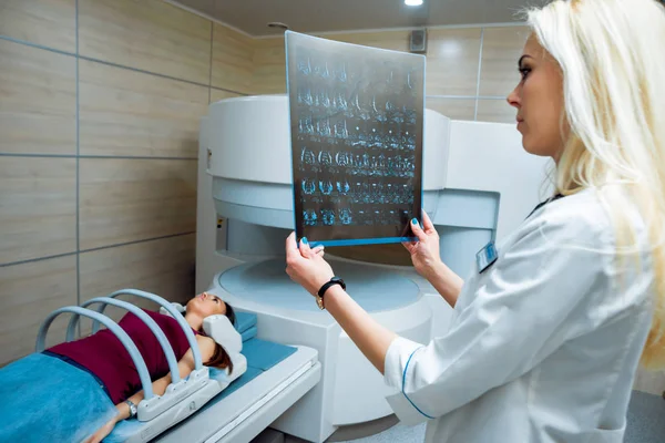 Médico Caucásico Femenino Paciente Medio Oriente Sala Resonancia Magnética Hospital —  Fotos de Stock