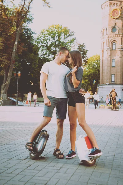 Jeune Couple Caucasien Équitation Segways Dans Parc — Photo