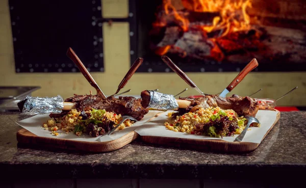 Riz Servi Avec Viande Sur Des Plateaux Bois — Photo