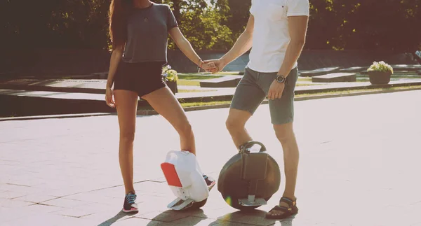 Giovane Coppia Caucasica Cavalcando Segway Nel Parco — Foto Stock