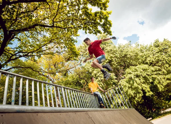 Unga Roller Gör Tricks Skatepark — Stockfoto