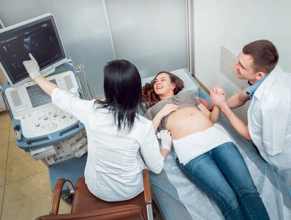 Medico Femminile Giovane Donna Incinta Paziente Con Marito Apparecchiature Ultrasuoni — Foto Stock