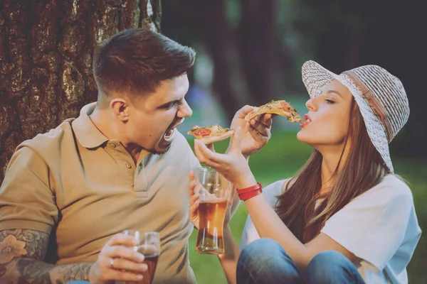 Šťastný Pár Piknik Parku Jíst Pizzu Pivo — Stock fotografie