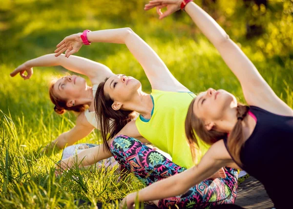 Pratik Yoga Park üç genç kız