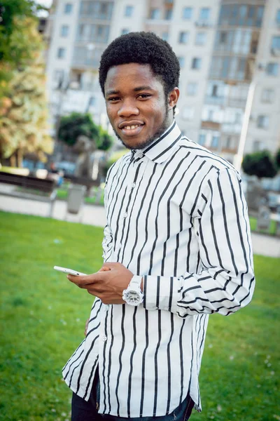 Giovane Uomo Africano Utilizzando Smartphone Nel Parco Verde Della Città — Foto Stock