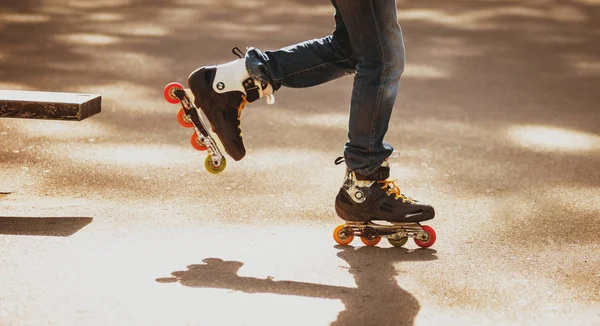 Skatepark 中的年轻滚轮练习技巧 — 图库照片