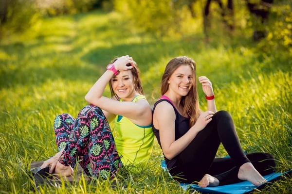 Duas Meninas Praticando Ioga Parque Divertindo — Fotografia de Stock