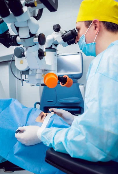 Mujer Joven Revisando Visión Con Oftalmólogo Equipos Médicos — Foto de Stock