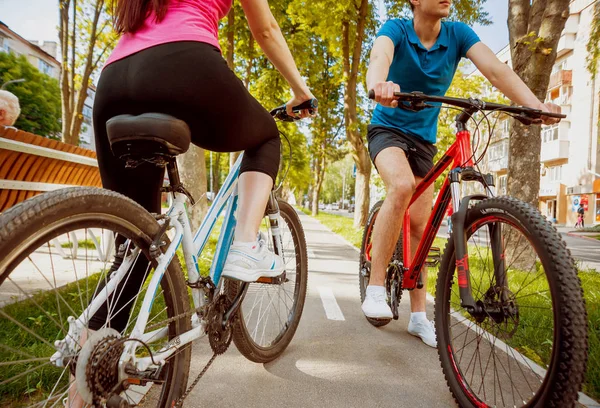 Jovem Casal Caucasiano Ciclismo Pista Bicicleta Verde Dia Ensolarado — Fotografia de Stock