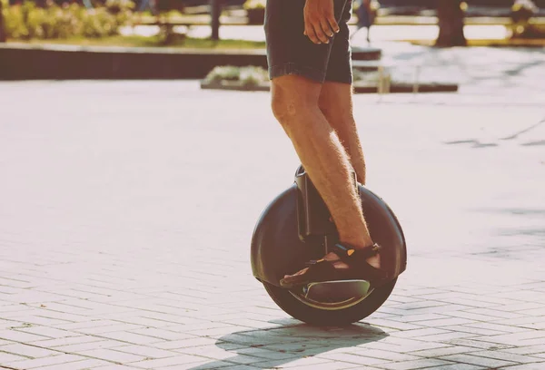 Jovem Caucasiano Homem Montando Segway Parque Cidade — Fotografia de Stock